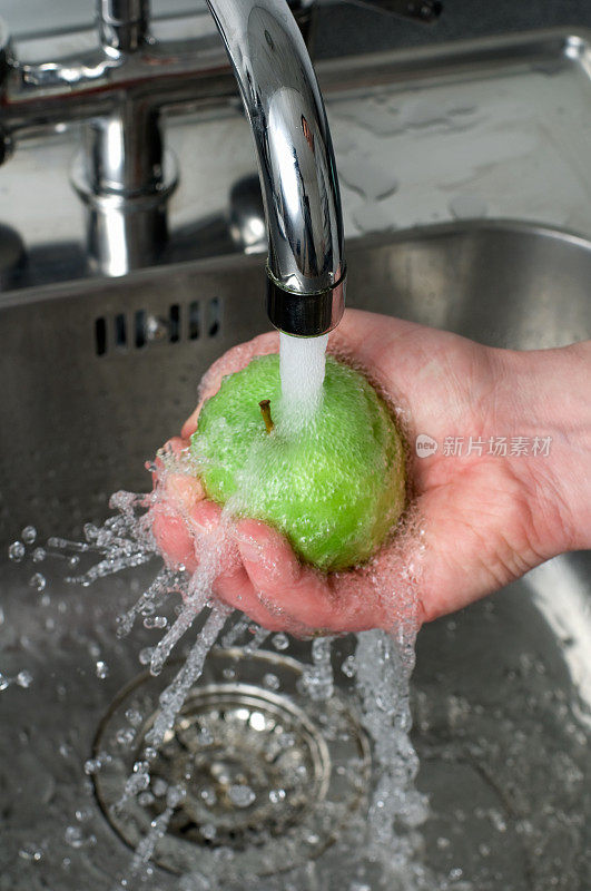 用自来水冲洗一个青苹果