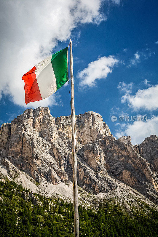 在白云岩飘扬的意大利国旗
