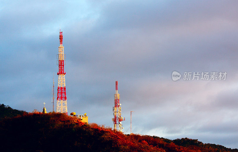 巴亚尔塔港通信塔和十字