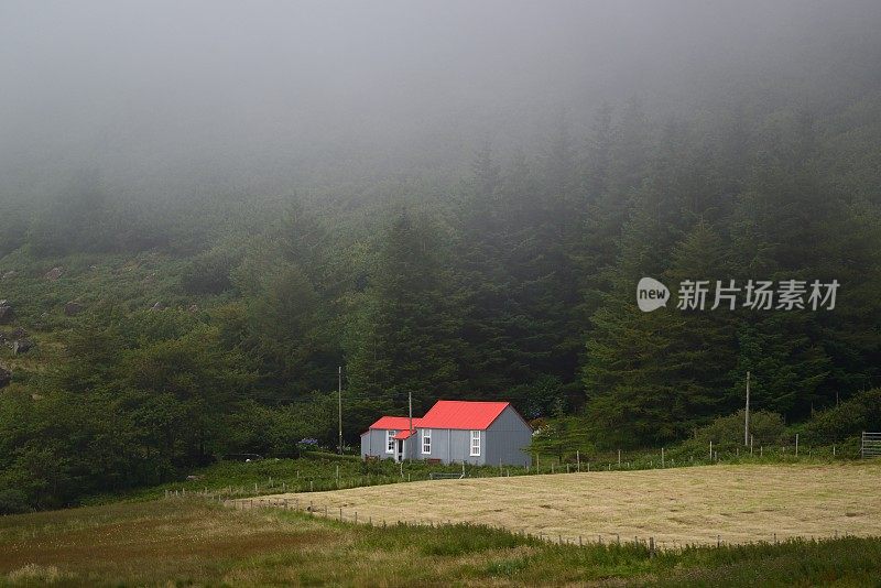 马尔的红屋顶小屋