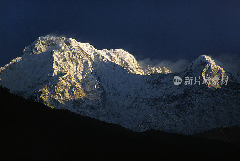 白雪覆盖着尼泊尔的安纳普尔纳山脉