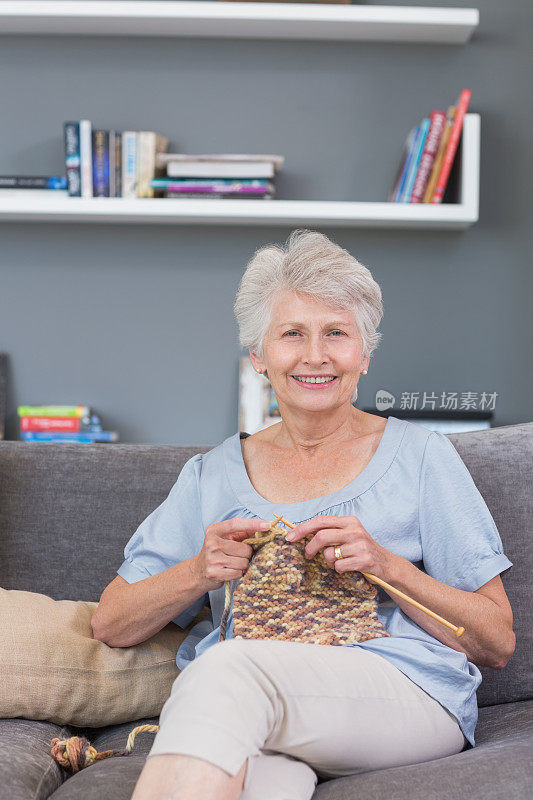 退休妇女织毛线