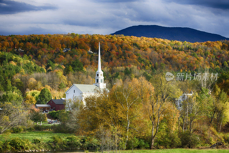 斯托，佛蒙特州秋季风景与标志性的白色教堂与尖塔