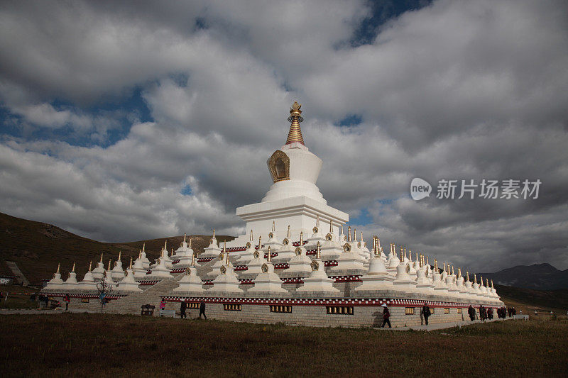 西藏白色纳木真塔