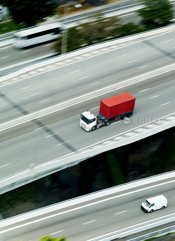 半卡车在高速公路上超速行驶
