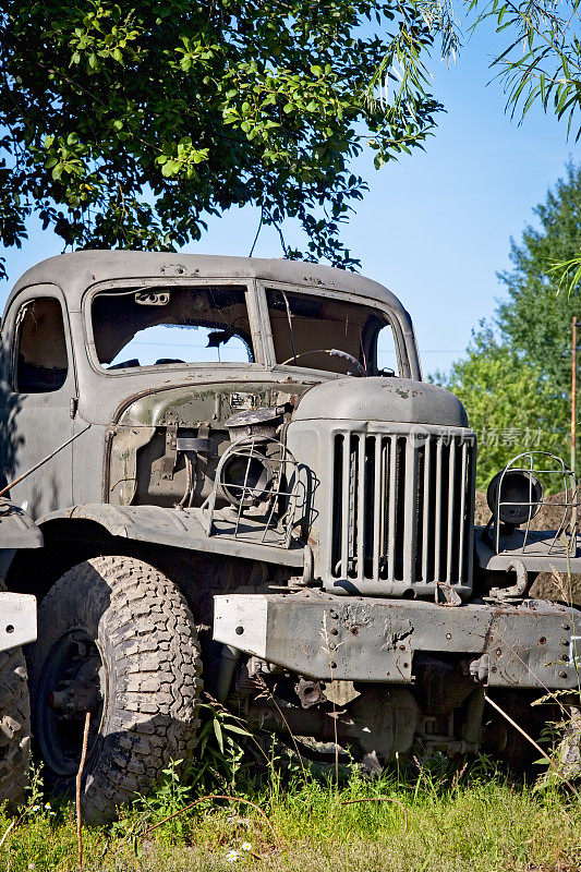第二次世界大战时苏联生锈的军用车辆