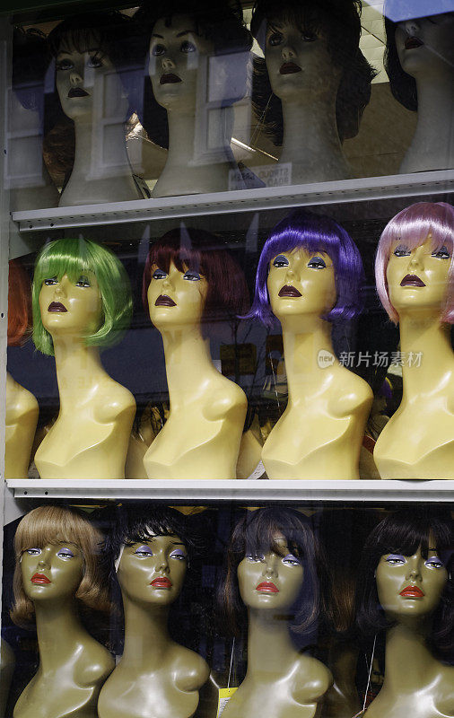橱窗里展示的女性假发模特