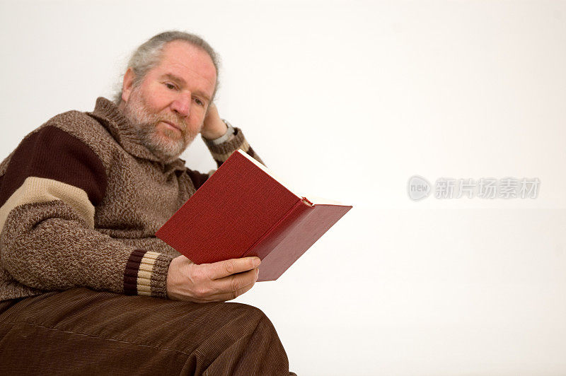 老人在看书