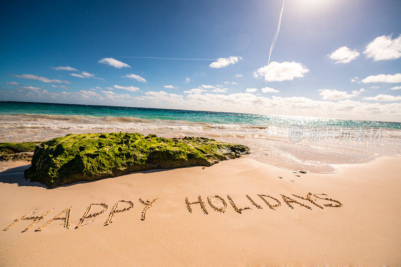 把节日快乐写在沙滩上，百慕大海滩