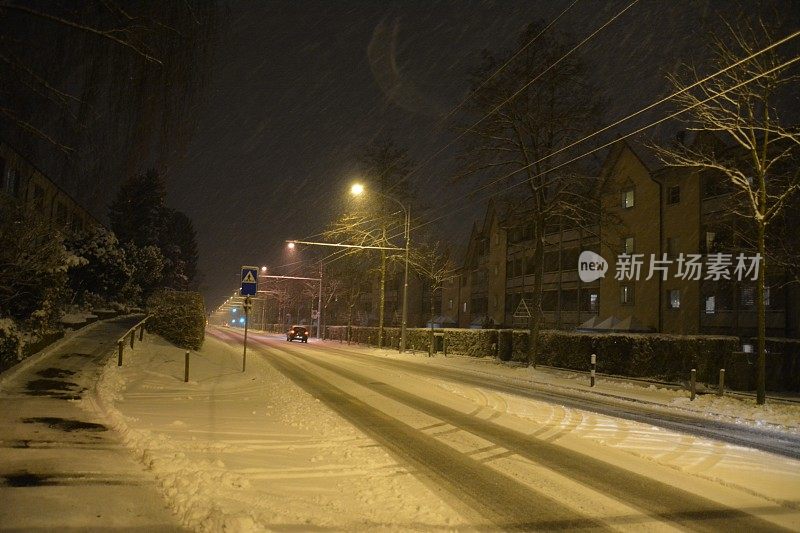夜晚，白雪覆盖了街道