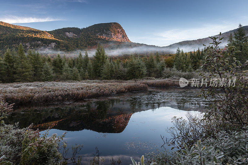 秋季景观反射湖，魁北克，加拿大