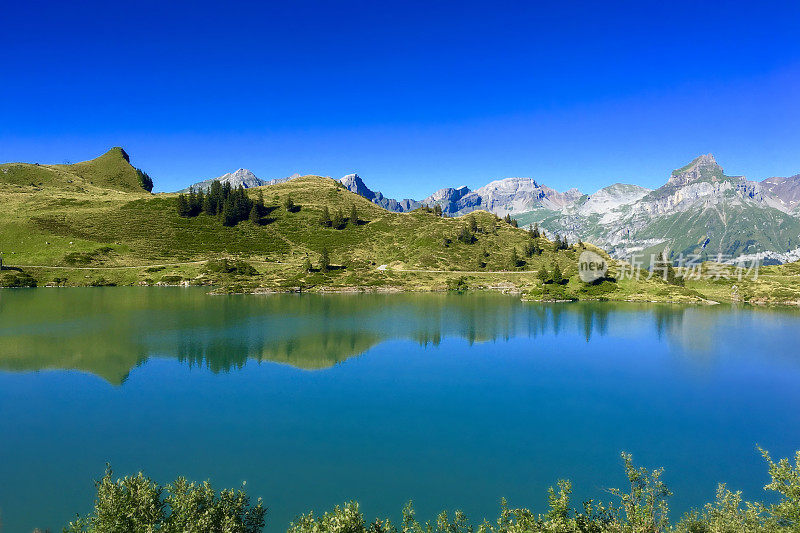 瑞士恩格尔堡的特鲁布湖