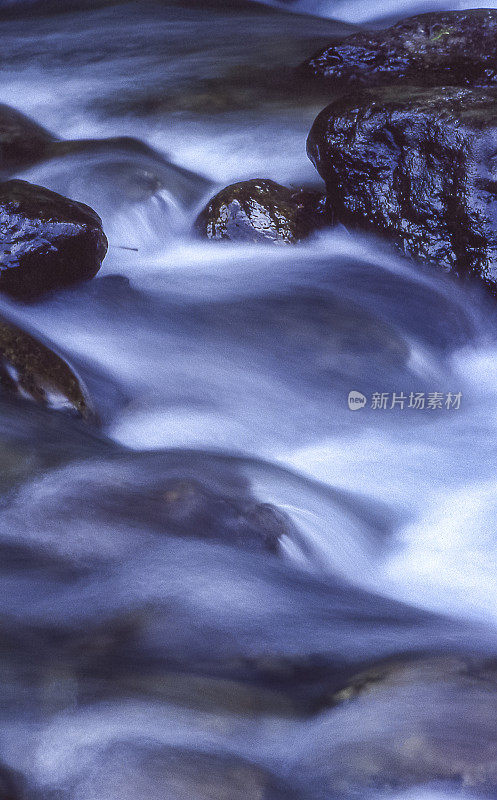 花岗岩岩石上的河流