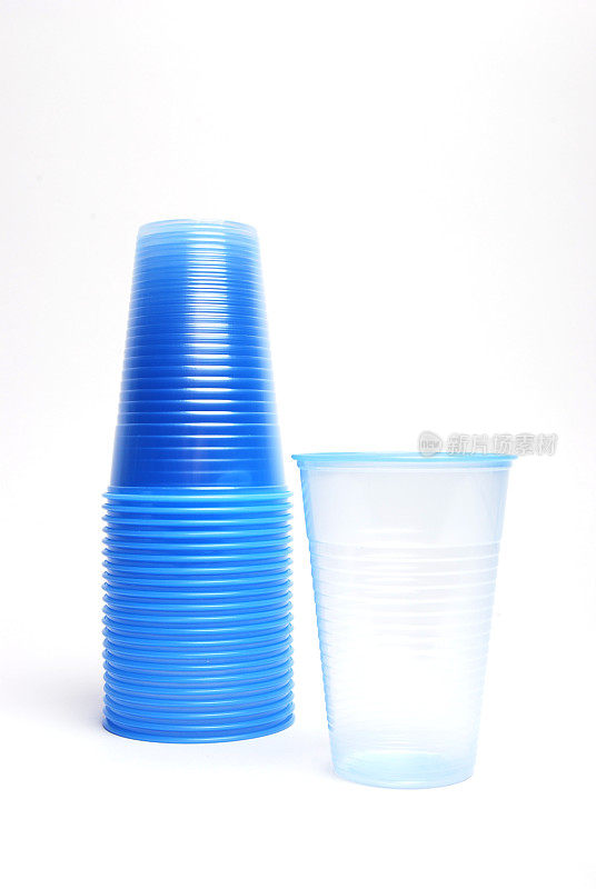 蓝色塑料水杯