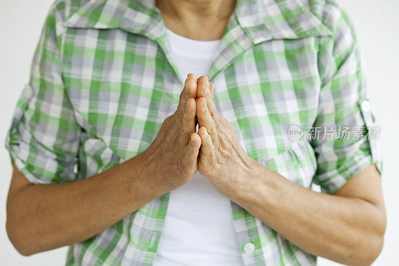 成熟的女人祈祷