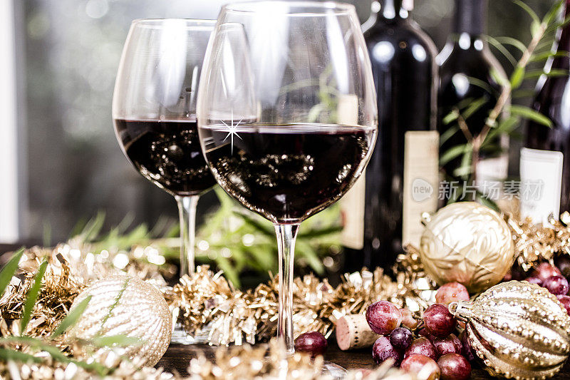 圣诞节时，户外餐桌上用玻璃杯盛着红酒。