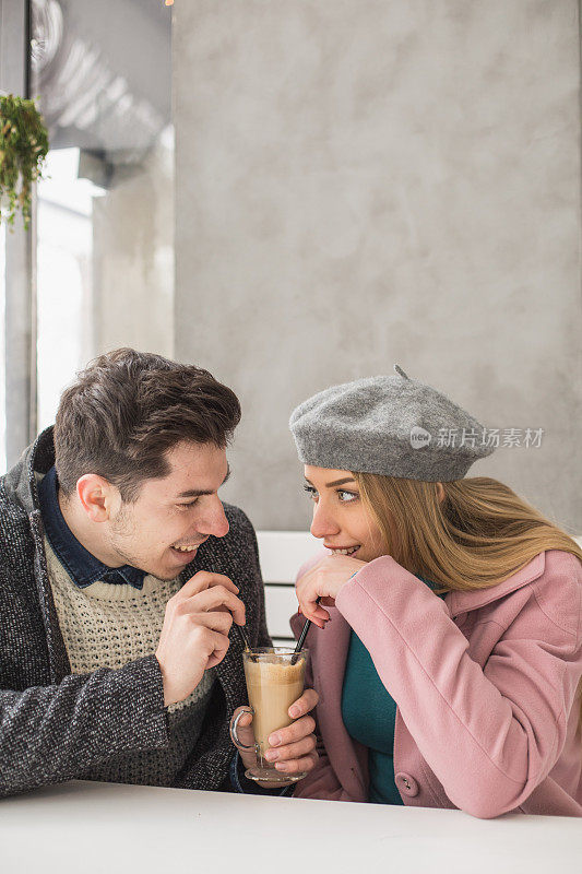 情侣在咖啡吧分享咖啡