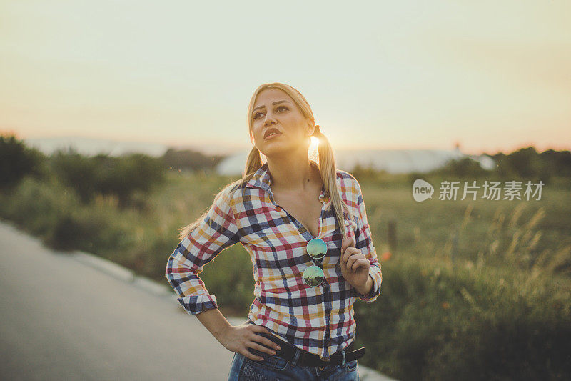 一个时髦的女孩在一个可爱的夏日散步