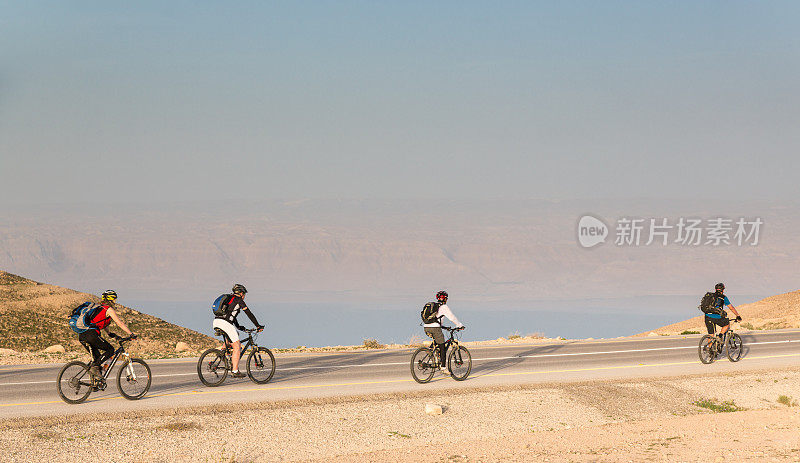 登山运动员接近约旦死海
