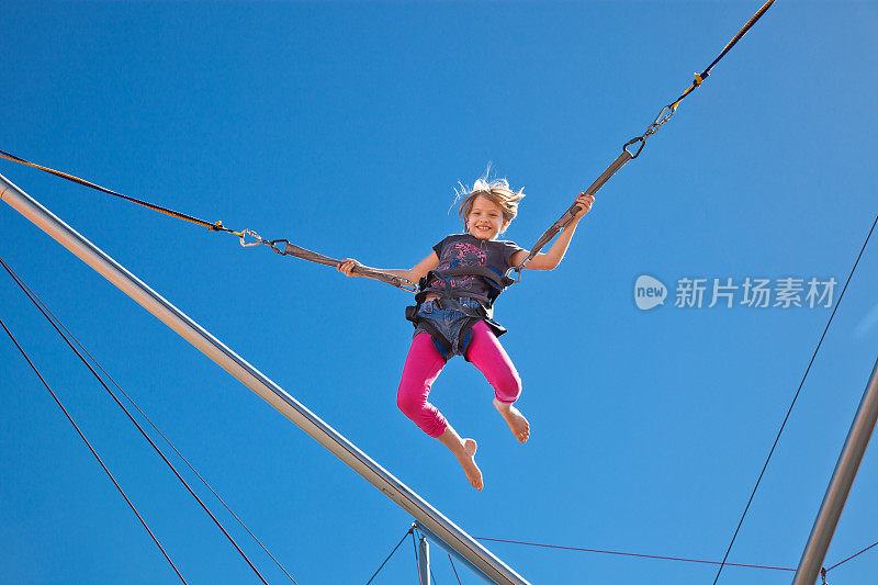 高空女孩在蹦极嘉年华游乐公园