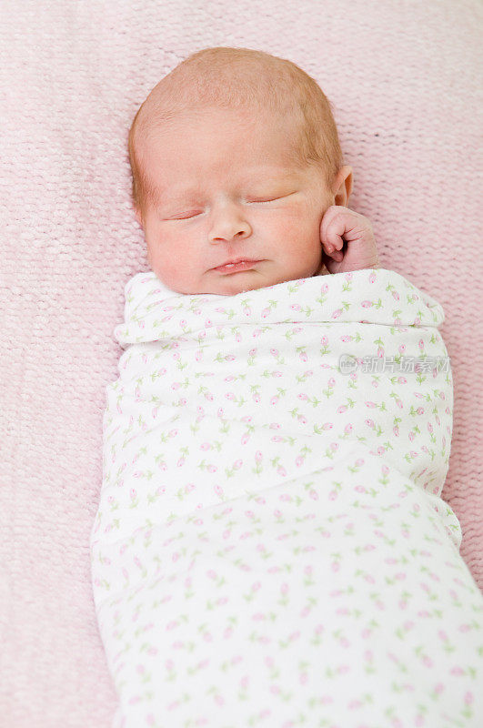 熟睡中的新生女婴裹在毯子里