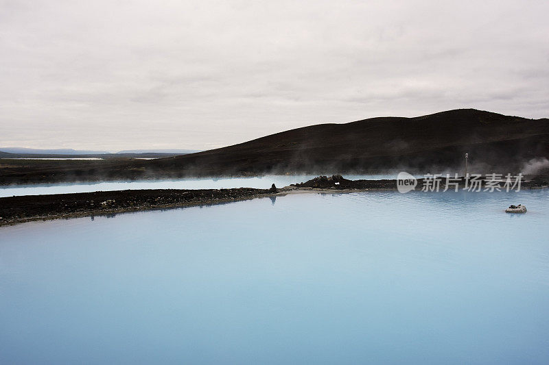冰岛的室外地热温泉池