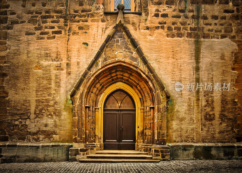 古老的教堂的门
