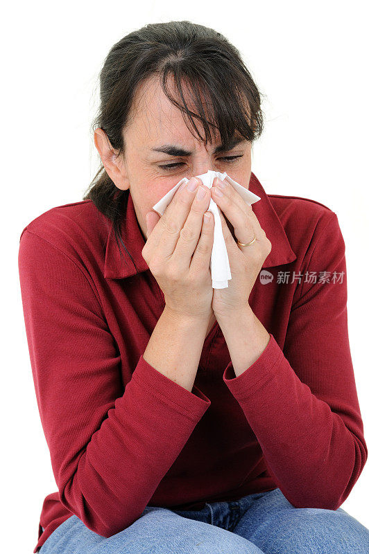 女病人用纸巾擤鼻子