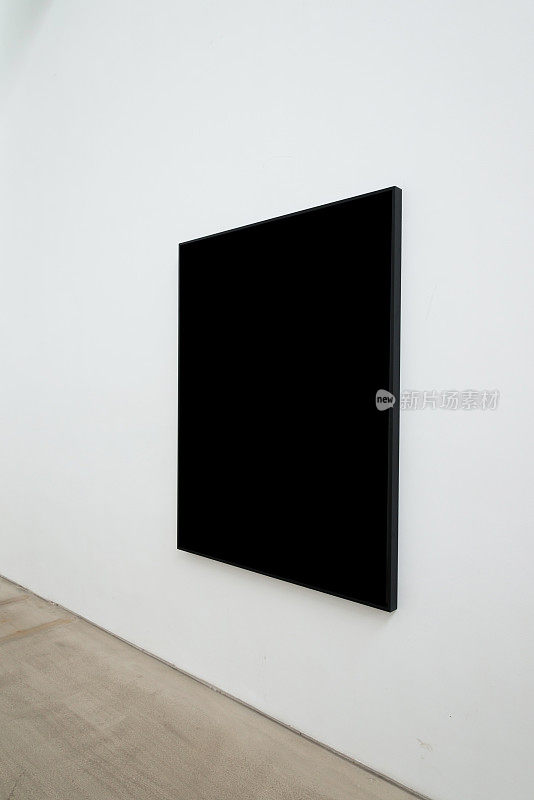 画廊墙上的黑色帆布
