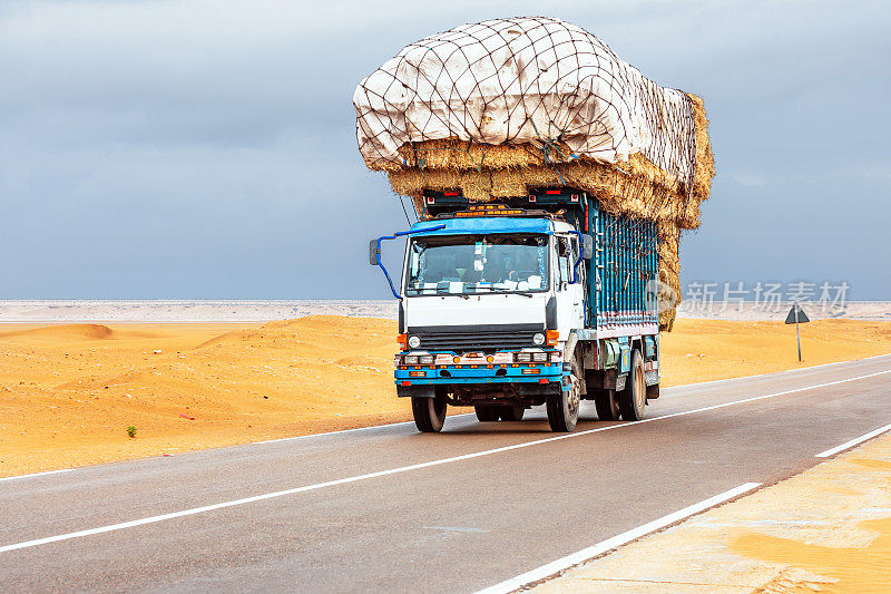 卡车开着稻草，撒哈拉公路，摩洛哥，北非