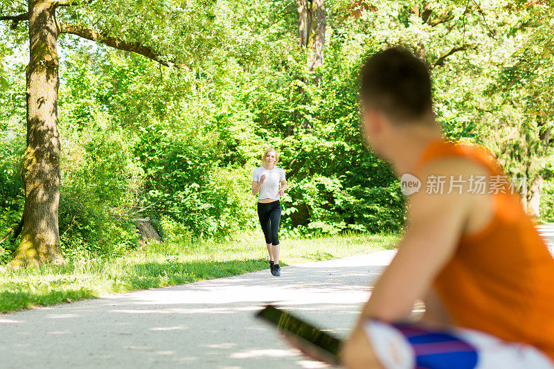 教练为年轻女子短跑运动员计时