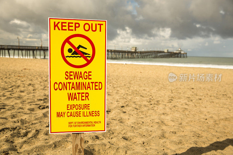 海滩上不准游泳的警告标志