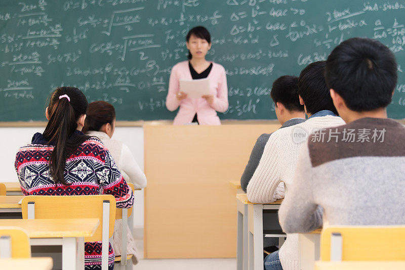 一组大学生在班上