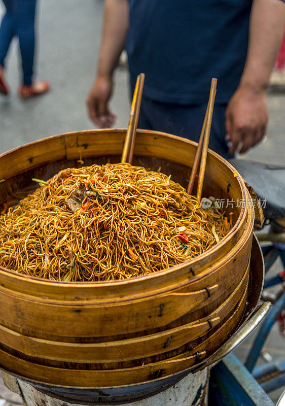 中国上海街头的面条摊贩。食品小贩