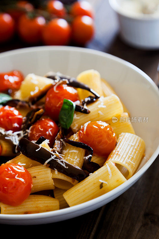 用茄子和樱桃番茄做的传统意大利面食