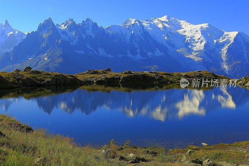 勃朗峰，田园诗般的瑞士切舍里湖倒影，夏蒙尼，法国阿尔卑斯山