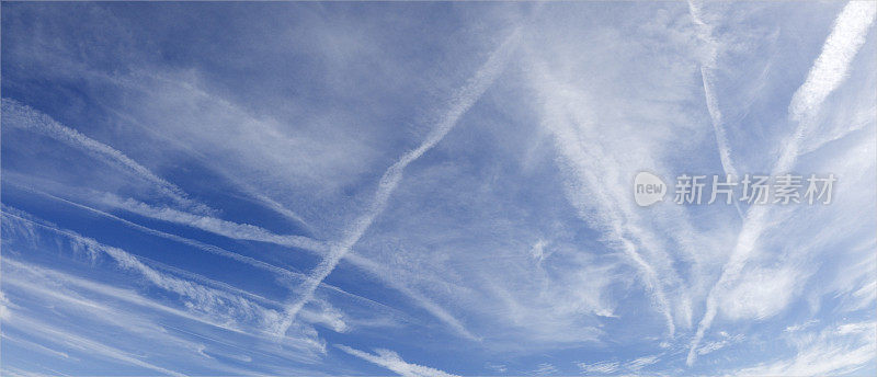 喷气式飞机的轨迹和云层