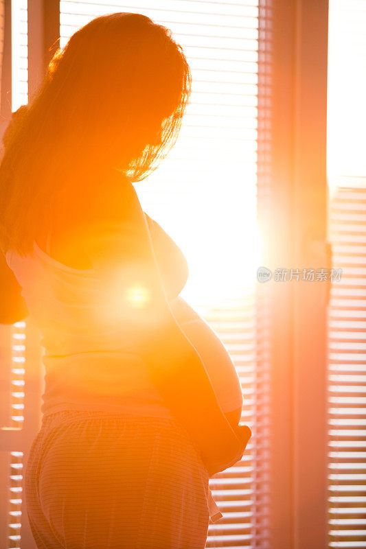 孕妇站在窗边