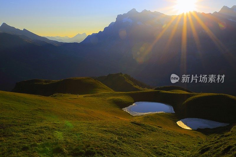 田园诗般的湖泊倒映在格林德沃山谷上:瑞士阿尔卑斯山的日出
