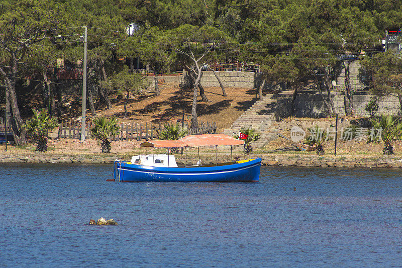 夏季小镇阿瓦利克巴利克西尔土耳其海岸的渔船