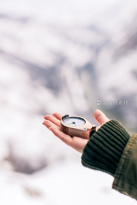 一个带着指南针的女旅行者的影像