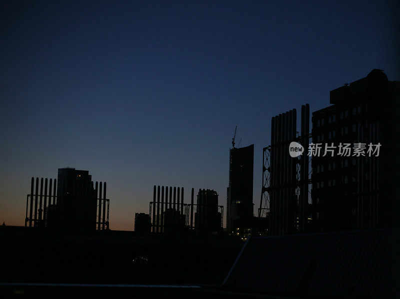 多伦多，安大略，黎明时分建筑物和屋顶的剪影