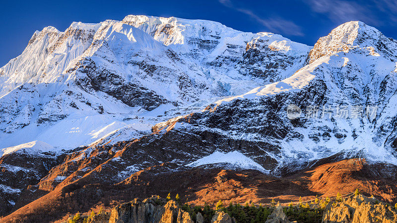 尼泊尔Annapurna山脉29MPix上空的日出