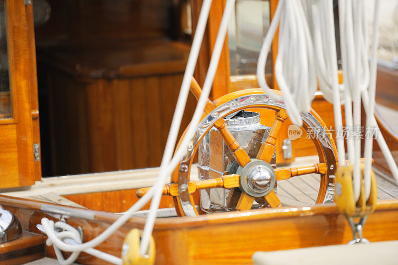 带轮子和绳索的旧木头帆船的一部分
