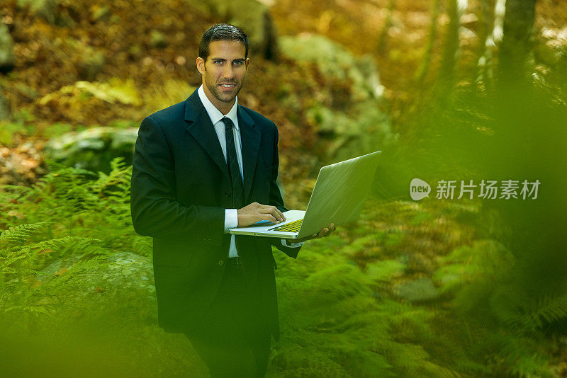 在森林里工作的商人