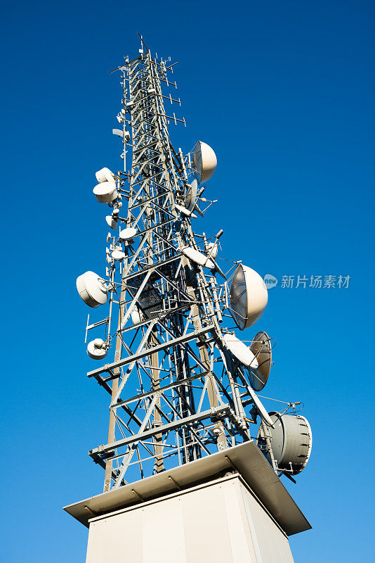 蓝天下的通讯塔