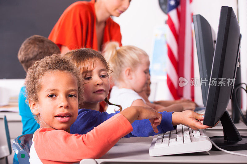 一组小学生在课堂上使用电脑