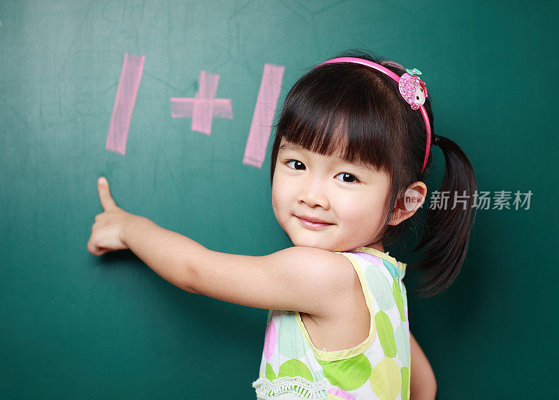 可爱的亚洲孩子会算术