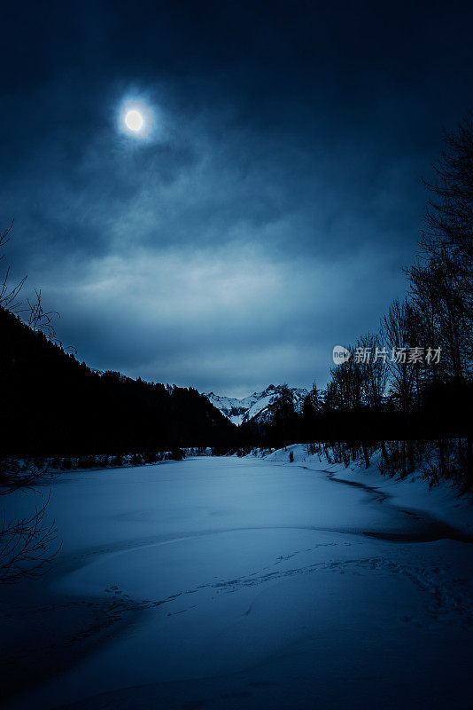 阴森森的冬日夜景