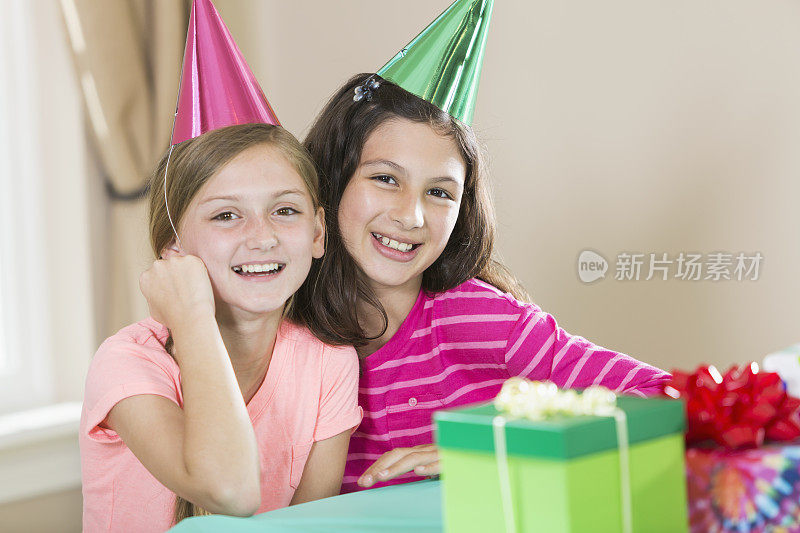 两个12岁的女孩在一个生日聚会上